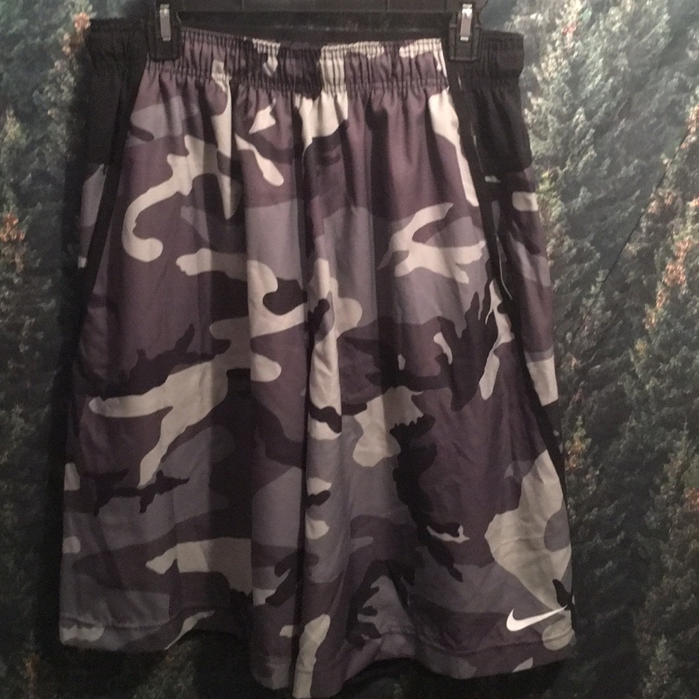 Nike camo shorts brand new!!